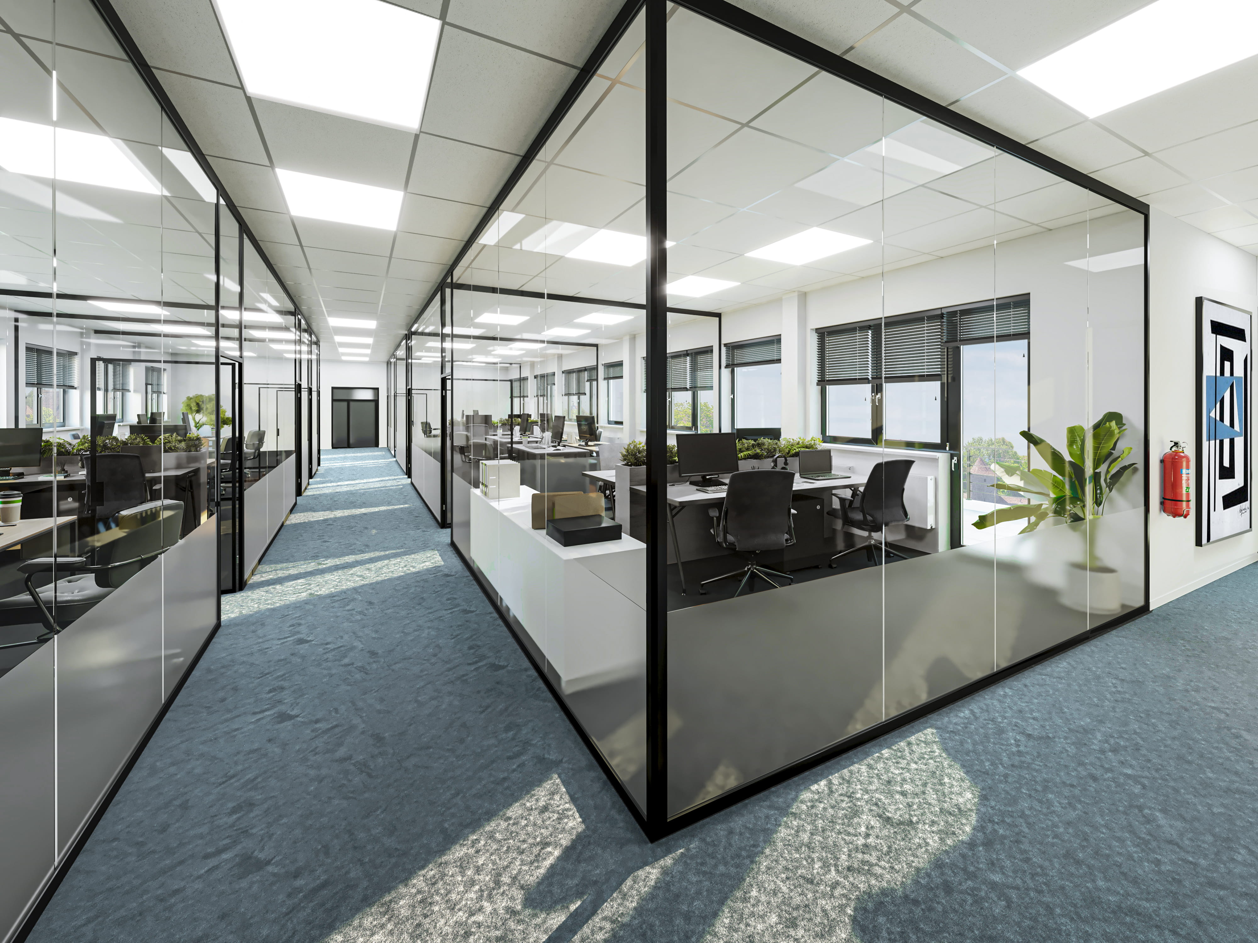Virtuelles Staging einer modernen Gewerbeimmobilie. Die fotorealistische 3D-Visualisierung zeigt eine helle, professionelle Bürolandschaft mit eleganten Glastrennwänden, die einen zentralen Flur von den voll ausgestatteten Arbeitsplätzen separieren. Die Büroräume sind mit modernen Schreibtischen, ergonomischen Bürostühlen und Monitoren eingerichtet. Ein blauer Teppichboden, große Fensterfronten und eine helle Deckenbeleuchtung unterstreichen das zeitgemäße Corporate Design – ideal für die digitale Vermarktung von Büroflächen.